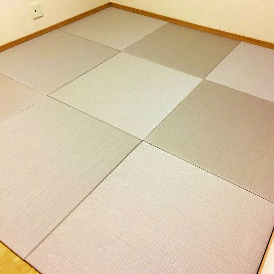 灰桜色を市松敷きに敷いた部屋